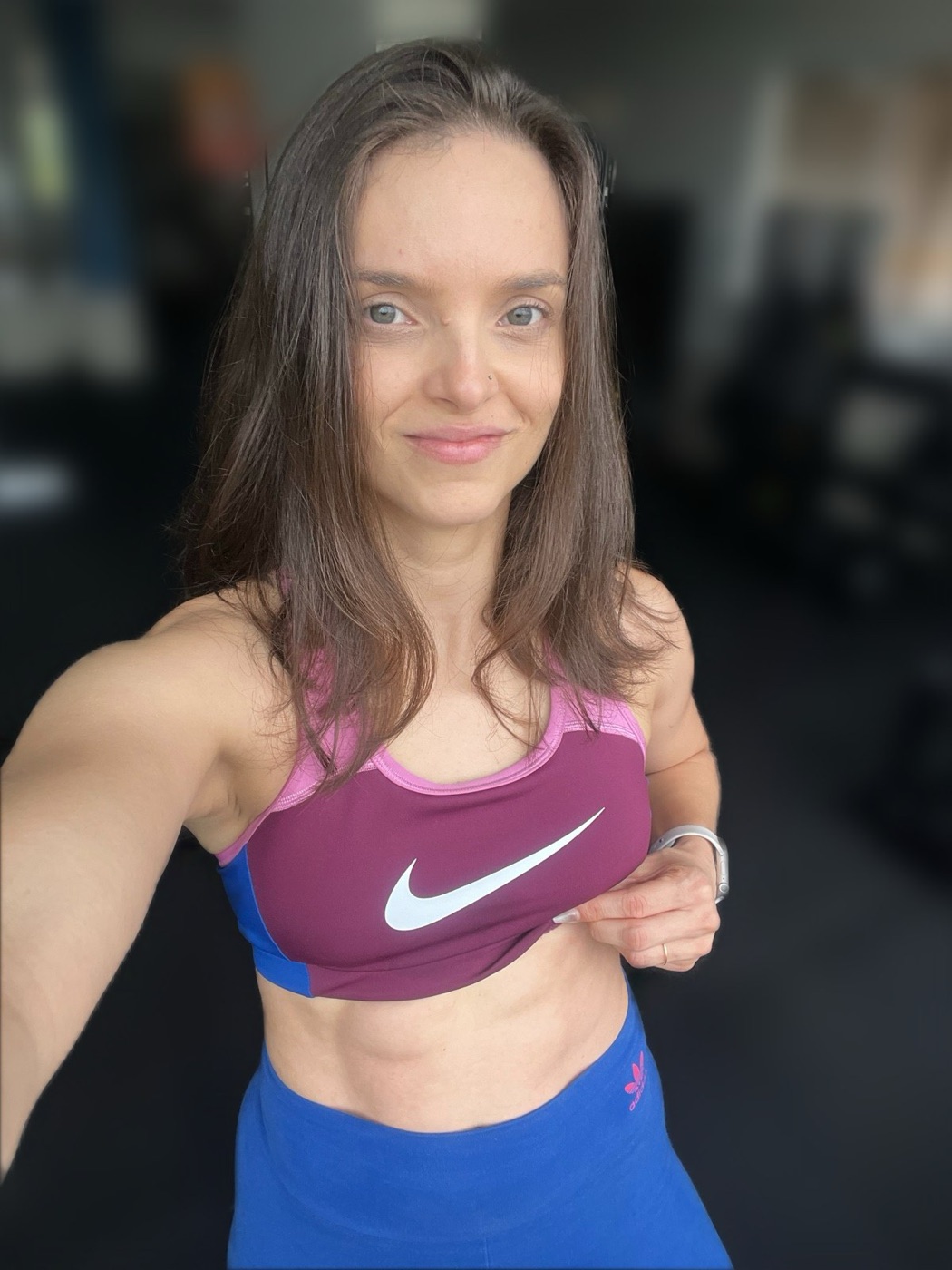 Allyne Marot na academia, com roupa de treino