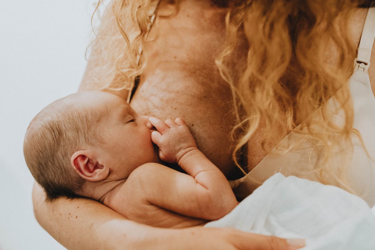 Mãe amamentando o bebê no colo