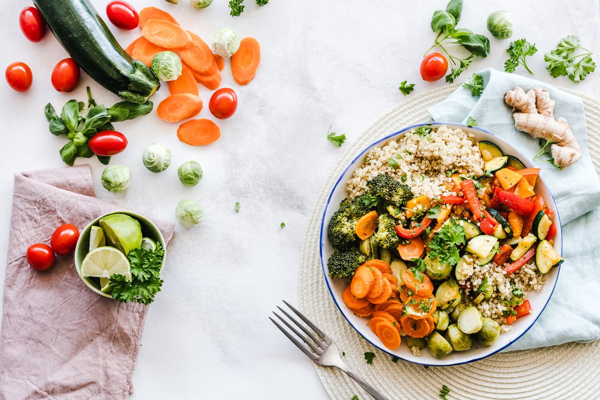 Prato com quinoa, brócolis, cenoura e legumes coloridos